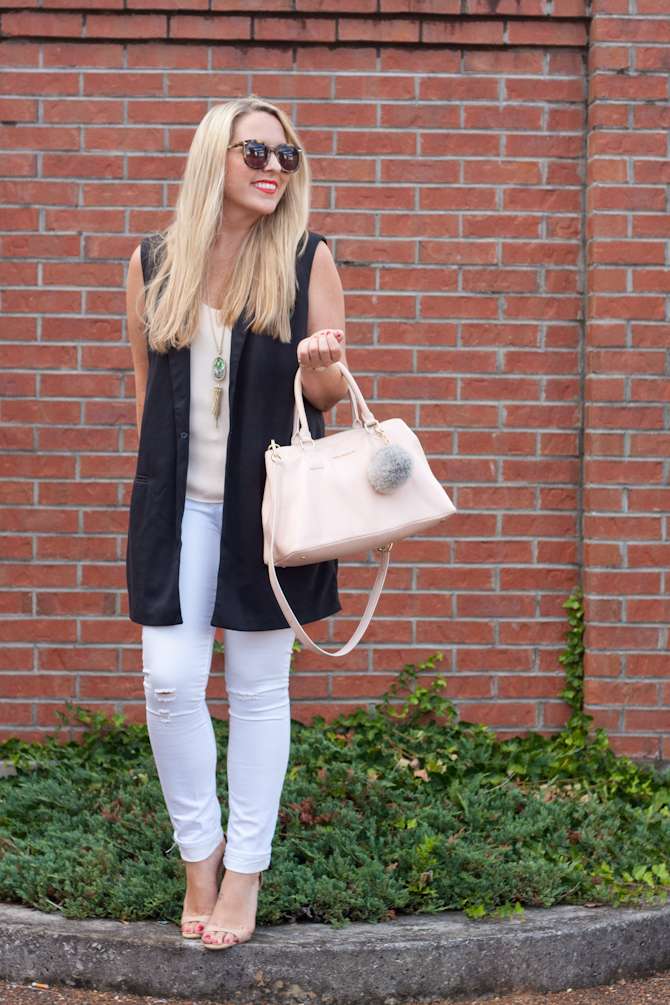 Sleeveless blazer & White denim on www.pearlsandtwirls.net